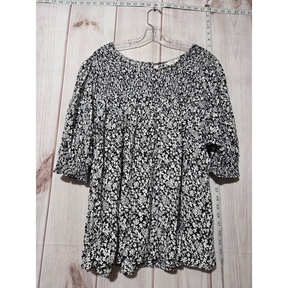 Ladies 4x Floral Smocked Blouse Peasant Top Black White Flowers Short Sleeve - Picture 1 of 8